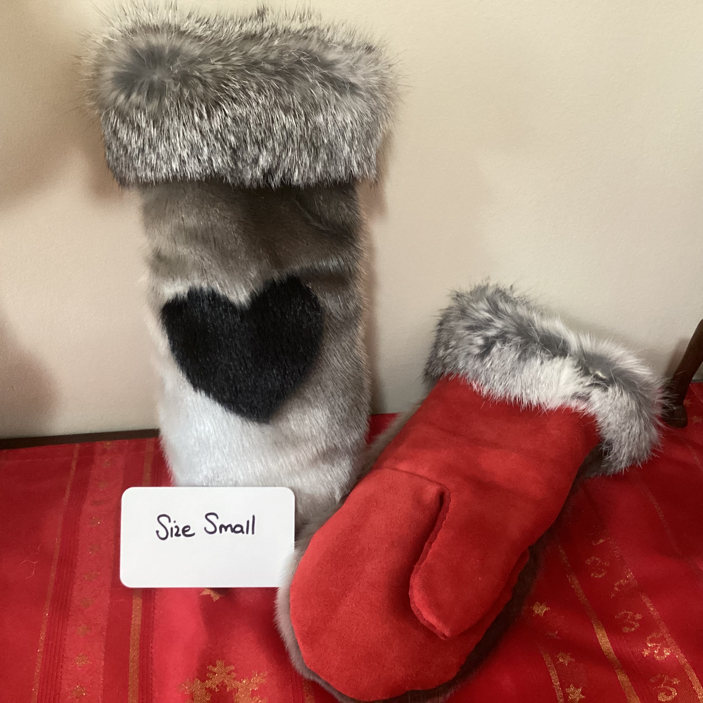 Sealskin/Hide Mitts with Heart Inlay (2022)