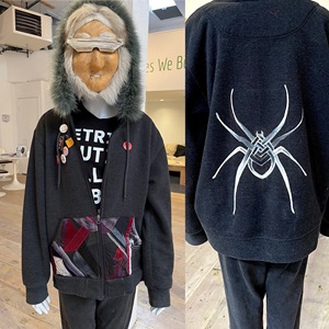 Breaking boundaries installation (2022) Collaboration with Wraven Papik (goggles and mask on loan from artist)