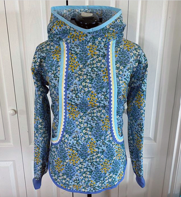 Blue floral kalikuk (2022)