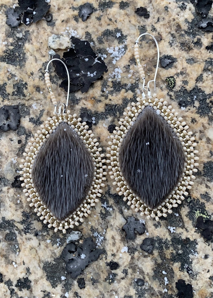 Earrings in natural sealskin, black leather, beige and gold beads (2021)