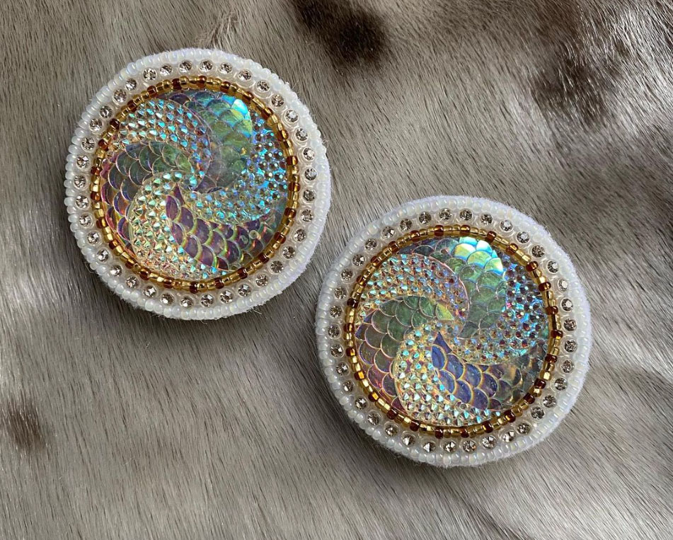 White and gold studs (2022)