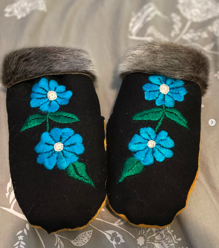 Blue floral embroidered mittens  (2022)