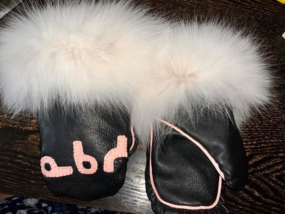 Syllabic mitts (2022)