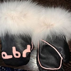 Syllabic mitts (2022)