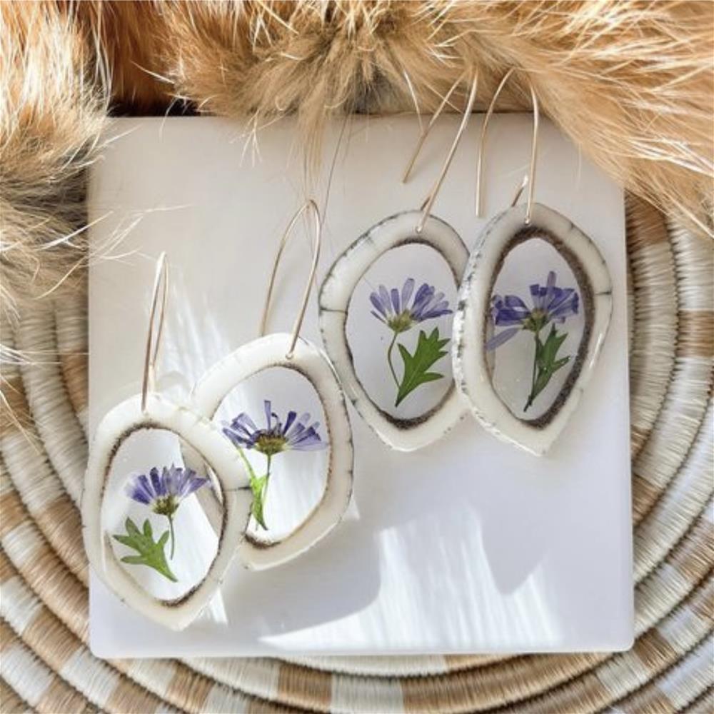 hannaford_tammyann_-purple-flowers-in-elk-antler-