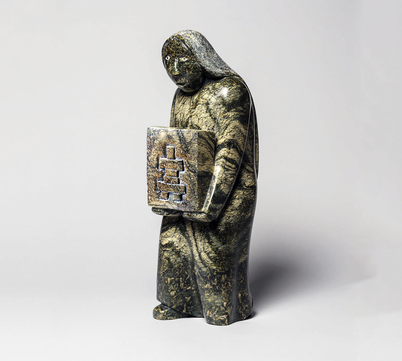 TunnillieOvilooWomanHoldingStoneBlock