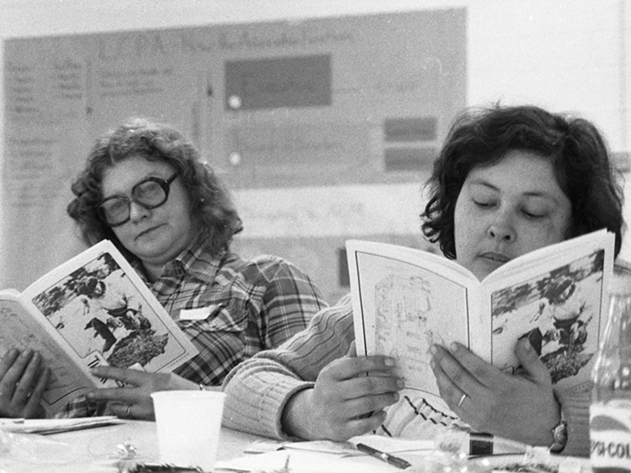 35.2_Feature_ThemDays_Reading-Them-Days-at-the-Craft-Conference-of-Happy-Valley,-c.1980.-Doris-Saunders-photo
